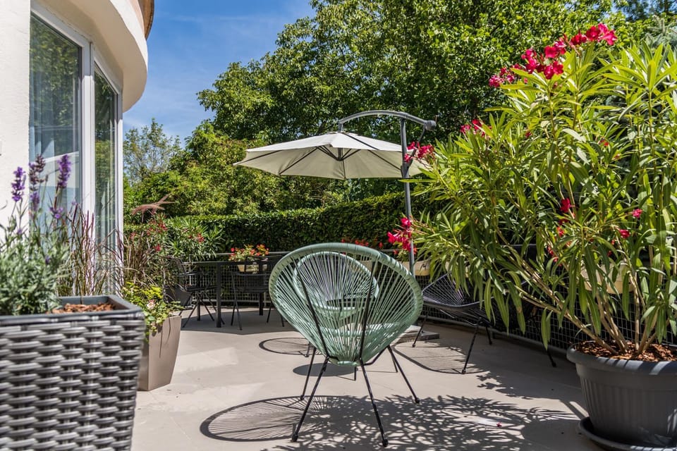 Property building, Patio, Garden, Balcony/Terrace
