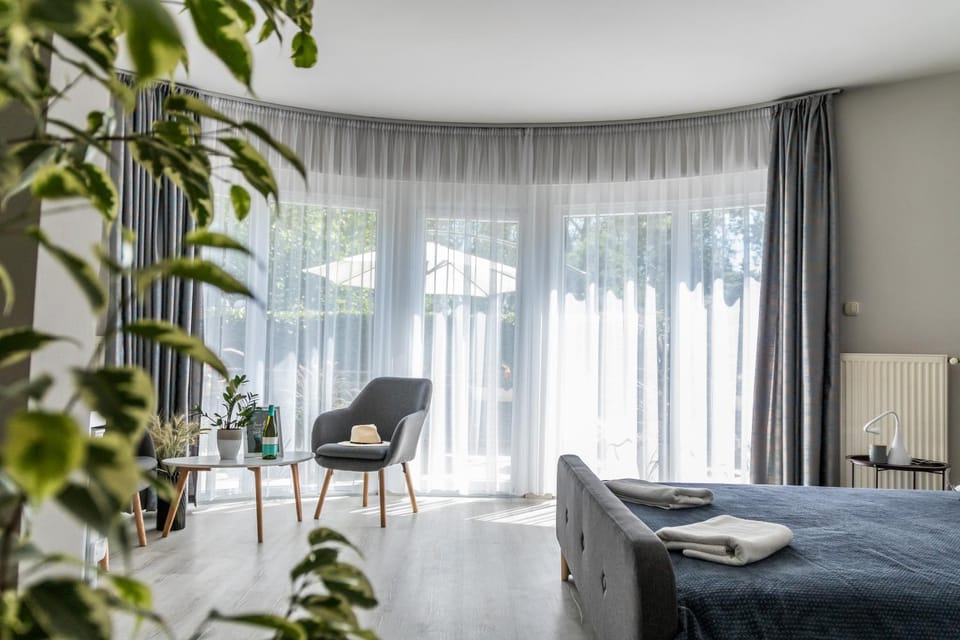Bed, Photo of the whole room, Seating area, Bedroom