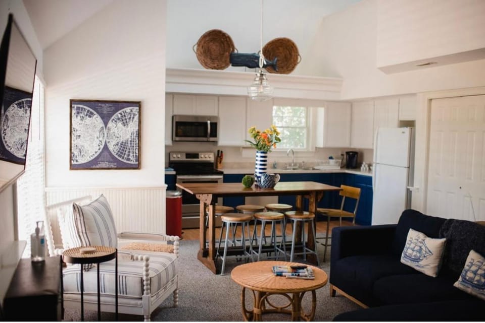 Kitchen or kitchenette, Living room, Seating area, Dining area