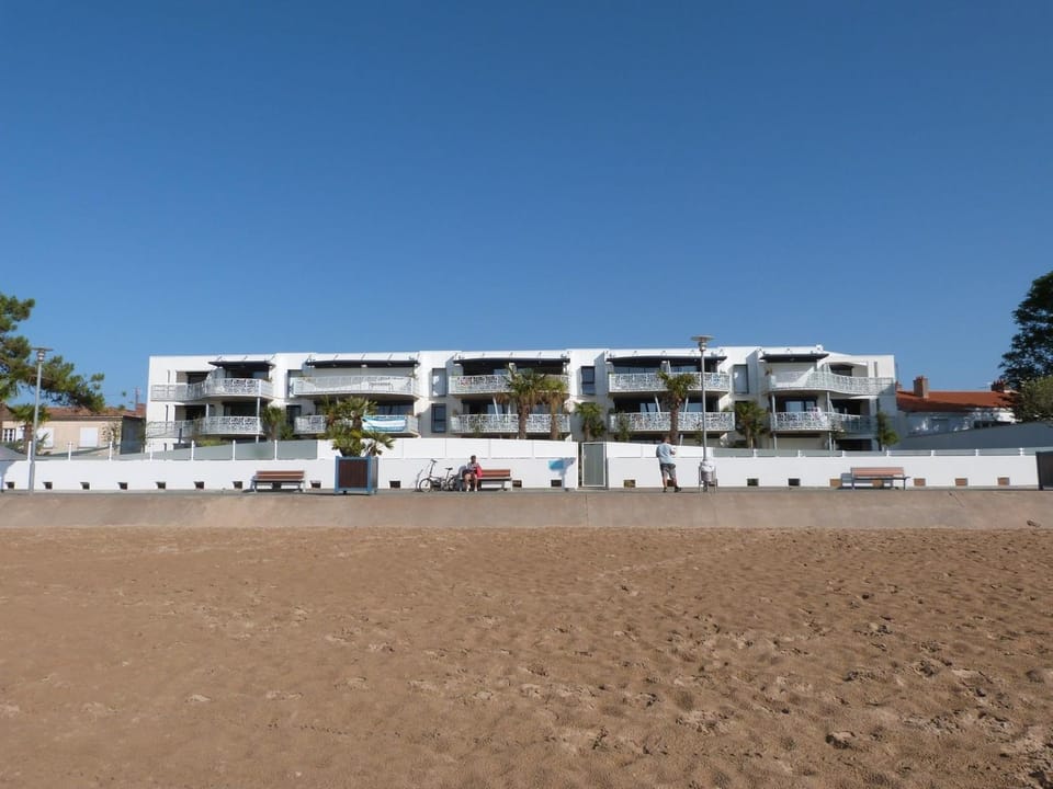 Appartement avec balcon, 1 chambre, piscine, jacuzzi, parking privé, accès direct plage et commerces - FR-1-194-221 Apartment in La Tranche-sur-Mer