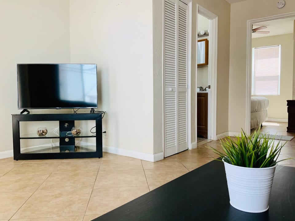 Hollywood Beach Apartments - Walk to the Beach Apartment in Hollywood Beach