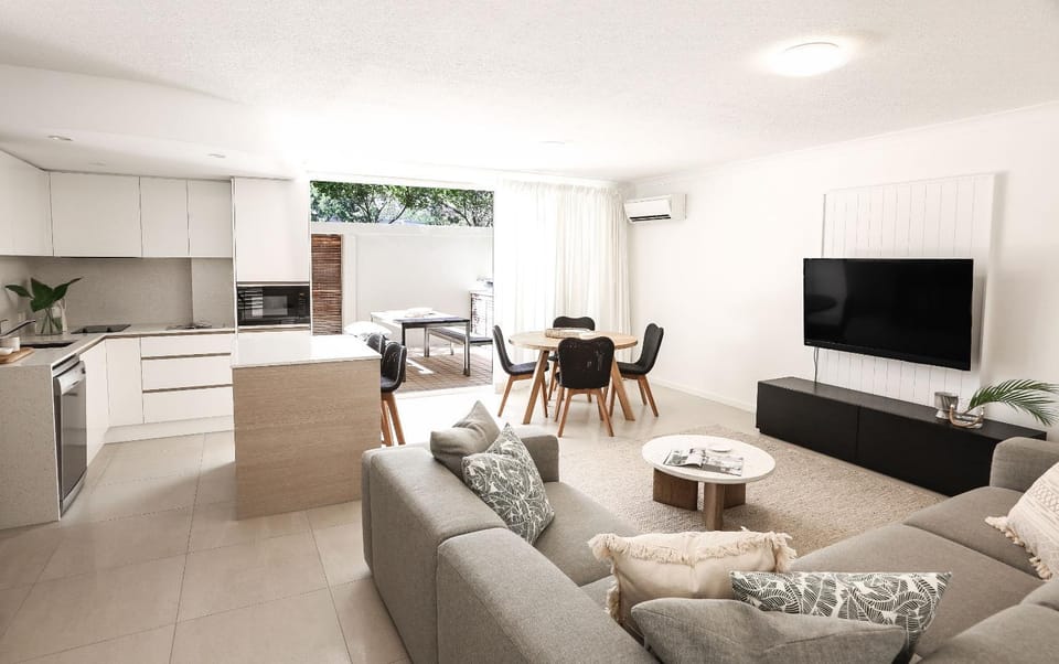 Patio, Kitchen or kitchenette, Living room, Dining area