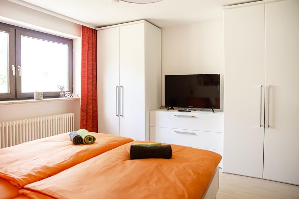 Bed, TV and multimedia, Photo of the whole room, Bedroom