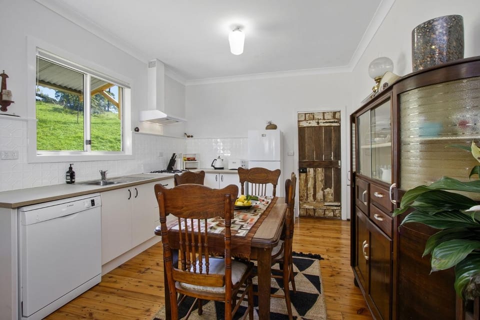 Kitchen or kitchenette, Dining area, Garden view, oven, stove