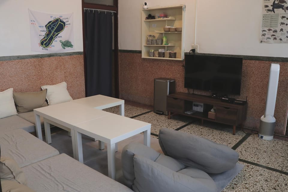Communal lounge/ TV room, TV and multimedia, Living room, Seating area, Dining area