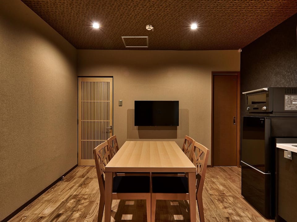 Kitchen or kitchenette, Dining area