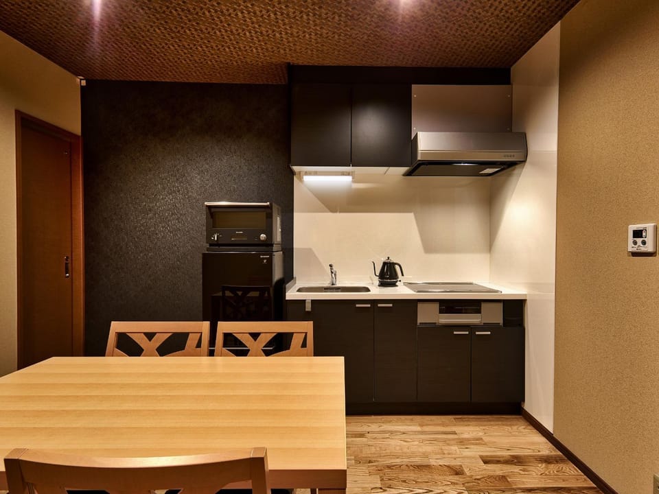 Kitchen or kitchenette, Dining area
