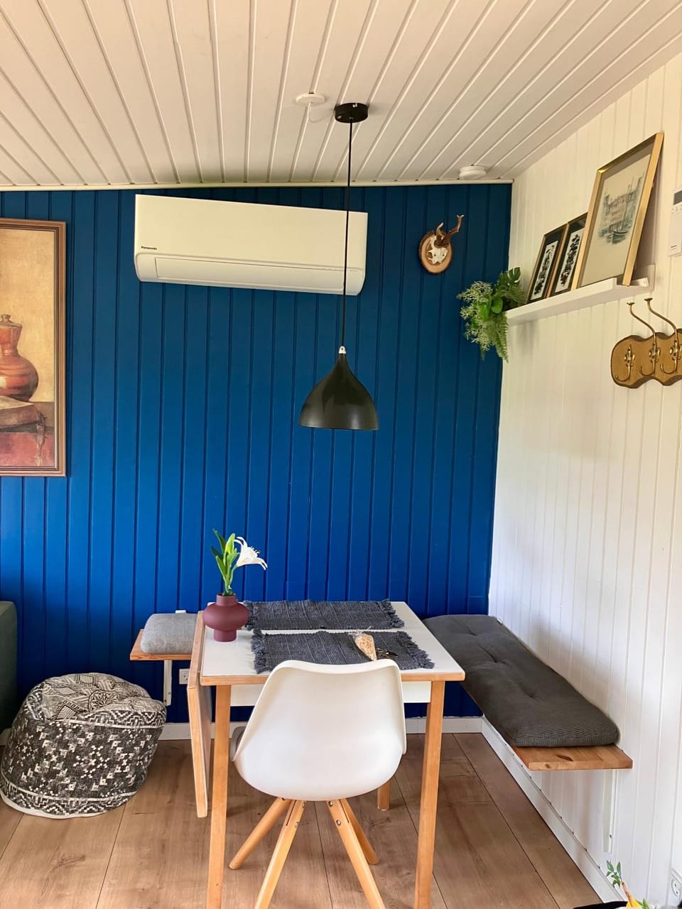 Living room, Seating area, Dining area, air conditioner