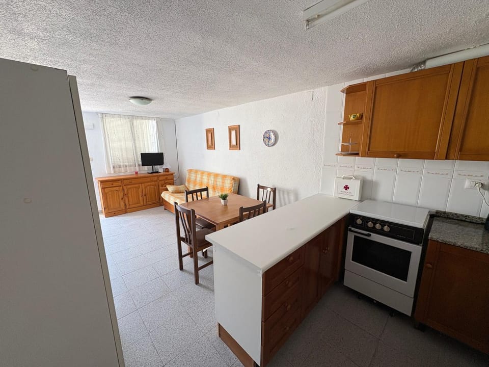 Kitchen or kitchenette, pet friendly, stove, toaster