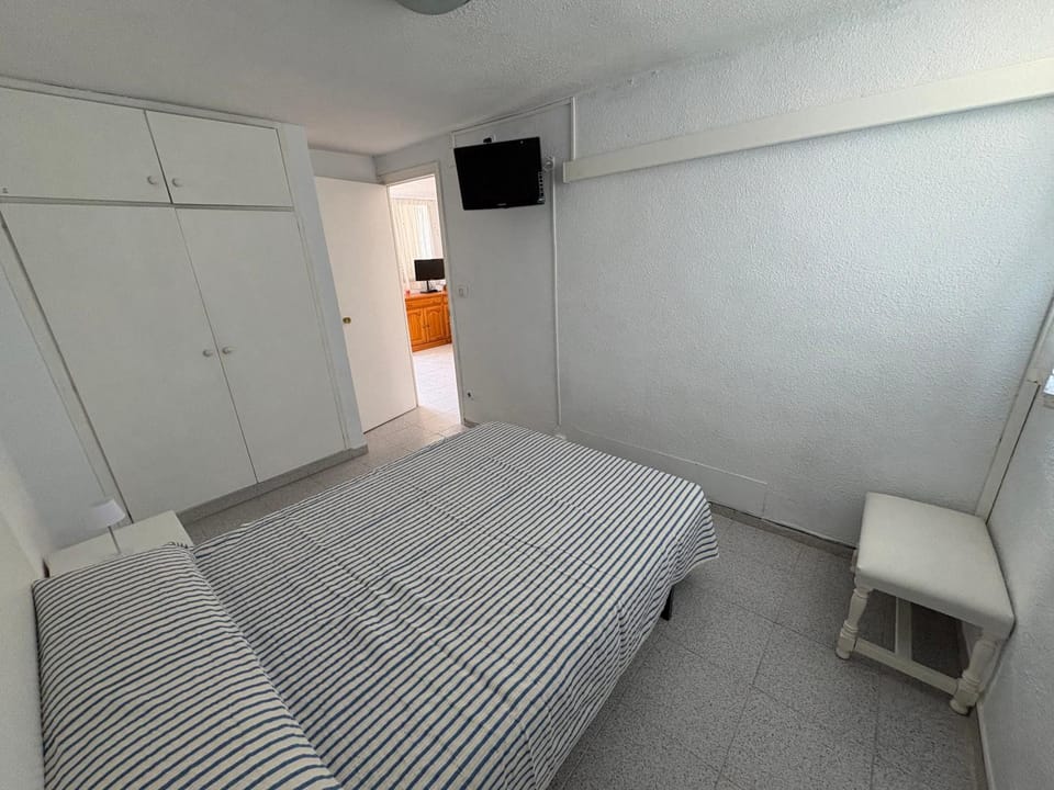 Bed, TV and multimedia, Photo of the whole room, Bedroom, wardrobe