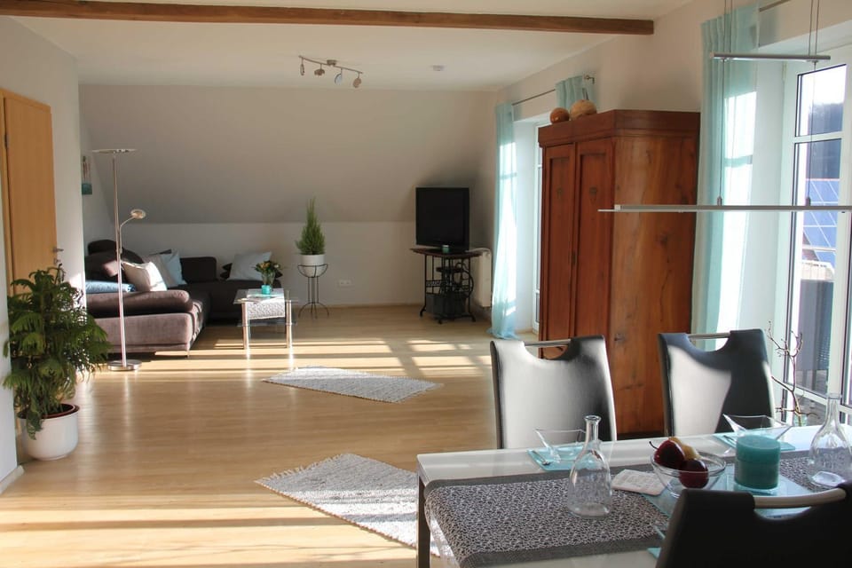 TV and multimedia, Living room, Photo of the whole room, Seating area, Dining area