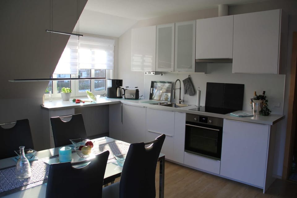Kitchen or kitchenette, Dining area, pet friendly, stove, toaster