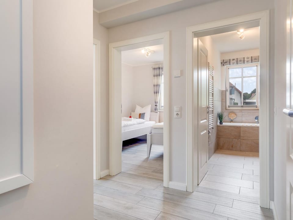 Photo of the whole room, Decorative detail