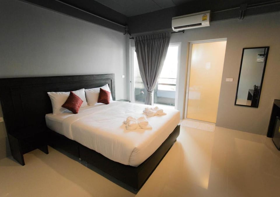 Toilet, Bed, Balcony/Terrace, Seating area, Bedroom, Facility for disabled guests