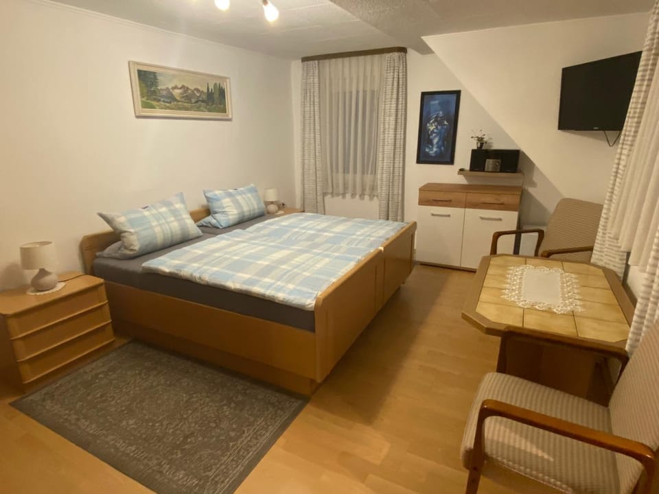 Bed, TV and multimedia, Photo of the whole room, Bedroom