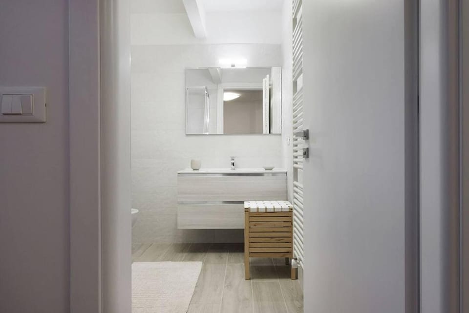 Shower, Toilet, Other, Photo of the whole room, Decorative detail