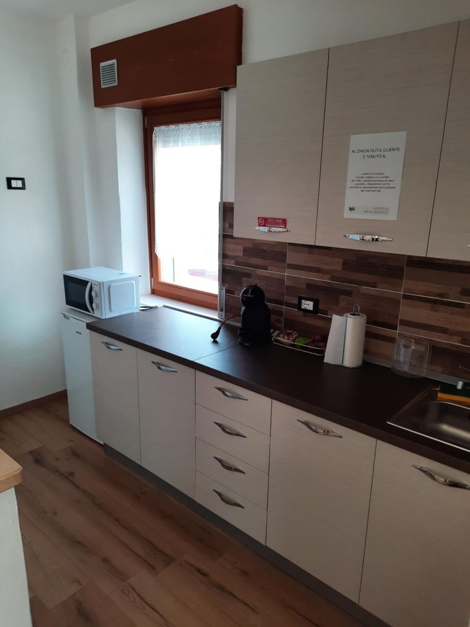 Coffee/tea facilities, Kitchen or kitchenette, stove