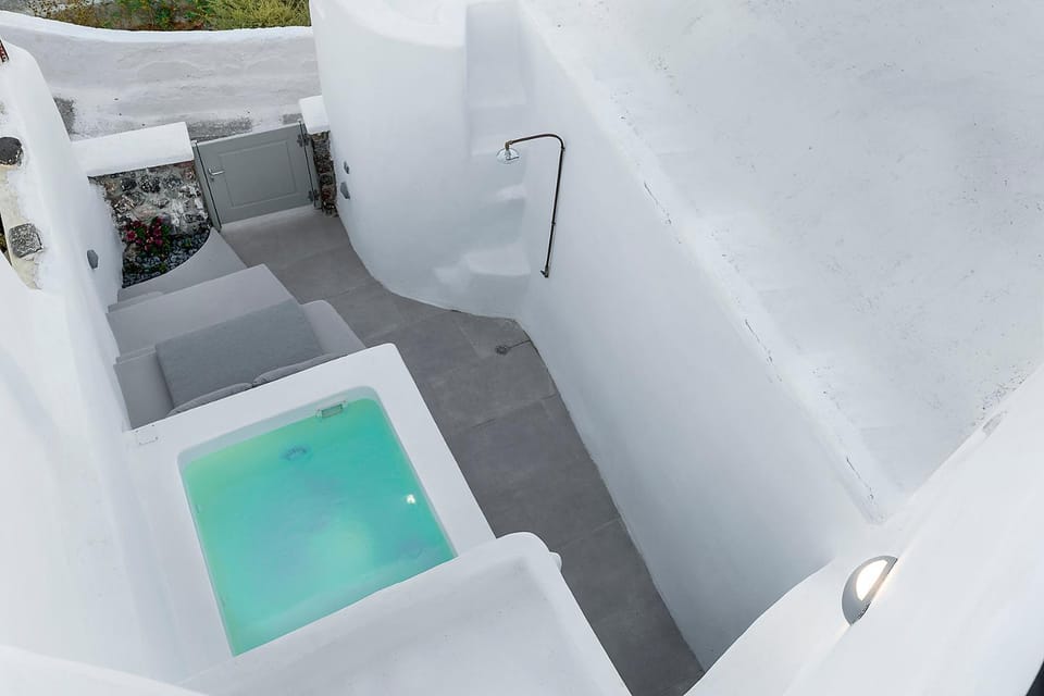 Antron Cave House Apartment in Santorini