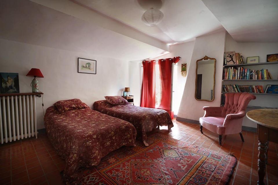 Photo of the whole room, Bedroom