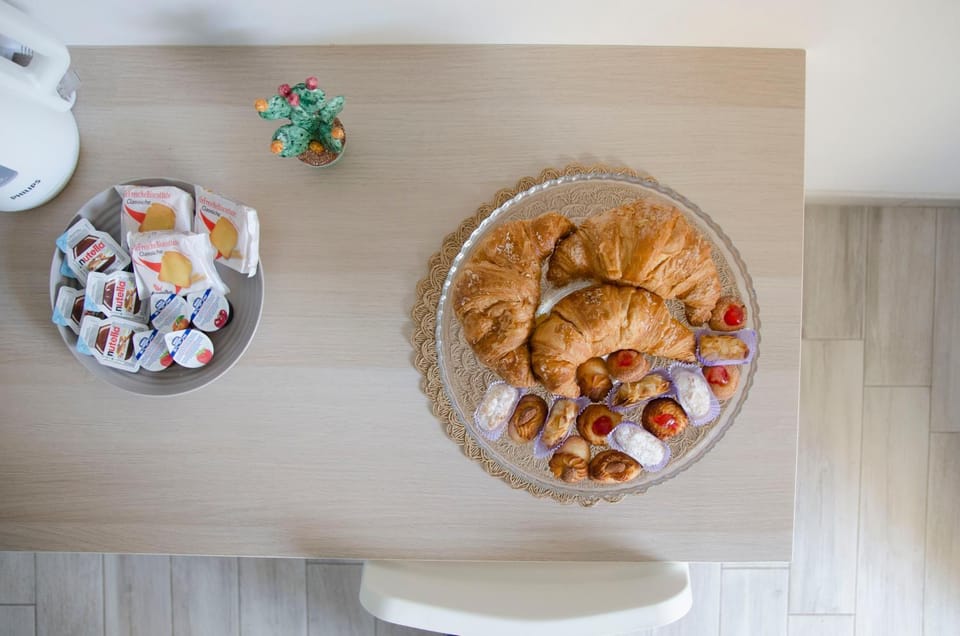 Food and drinks, Food, Breakfast, Continental breakfast