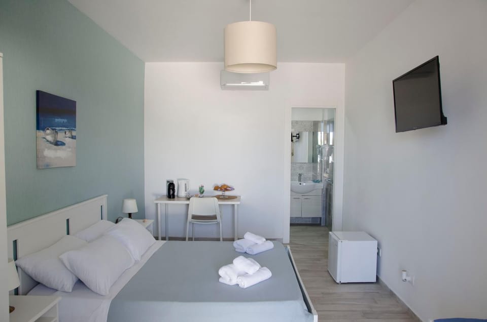 Bed, TV and multimedia, Living room, Photo of the whole room, Seating area, Bedroom, towels, air conditioner