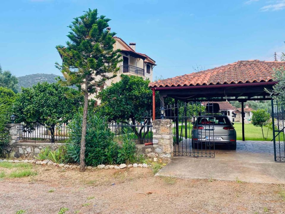 Property building, Garden, Parking