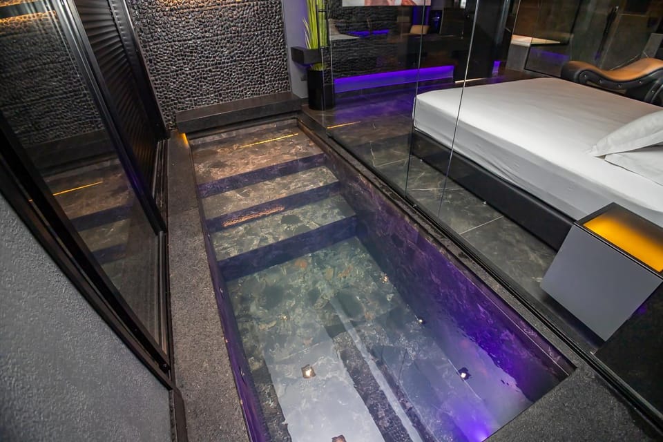 Bed, Swimming pool