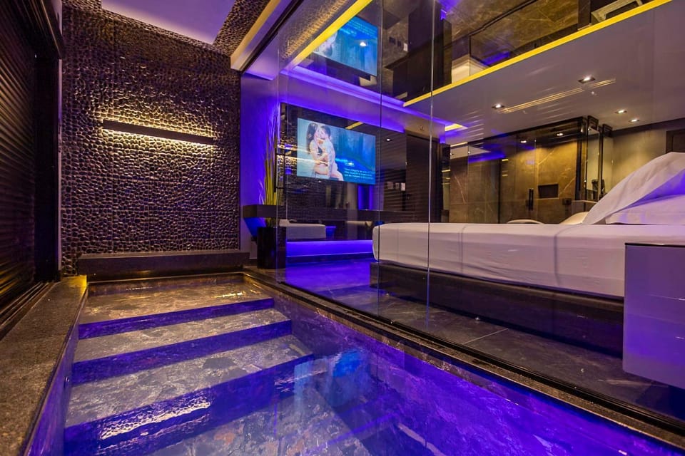 Bed, TV and multimedia, Photo of the whole room, Bedroom, Swimming pool