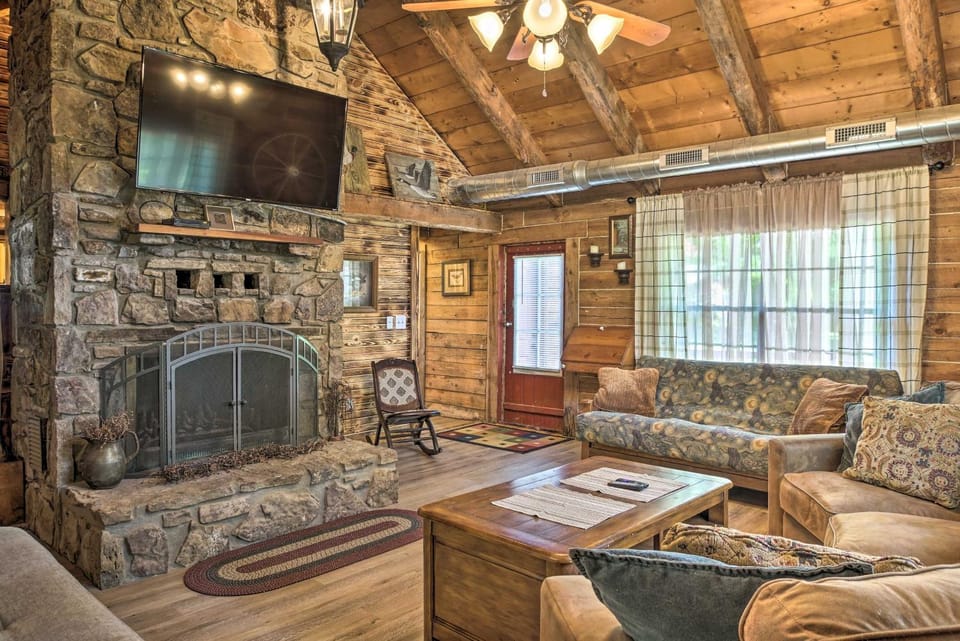 Peaceful Log Cabin Escape Near Table Rock Lake! Cabin in Roaring River Township