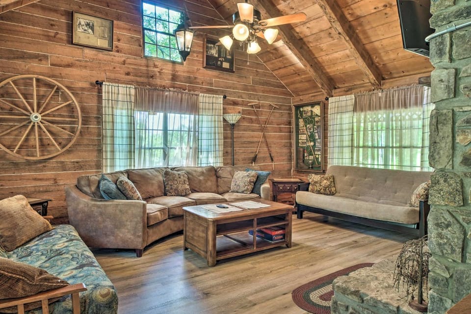 Peaceful Log Cabin Escape Near Table Rock Lake! Cabin in Roaring River Township