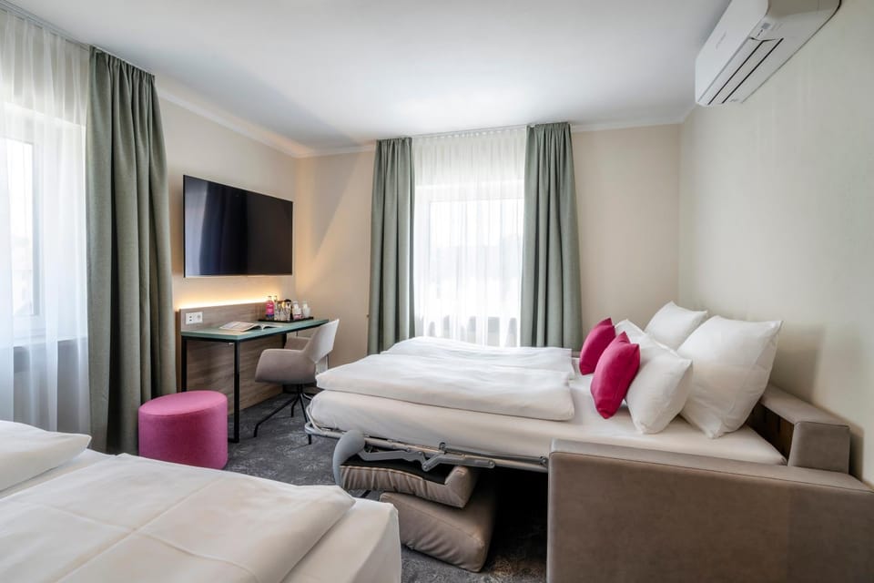 Bed, TV and multimedia, Coffee/tea facilities, Photo of the whole room, Decorative detail, Seating area, Bedroom, Garden view