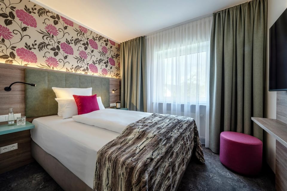 Bed, TV and multimedia, Coffee/tea facilities, Photo of the whole room, Decorative detail, Seating area, Bedroom, Garden view
