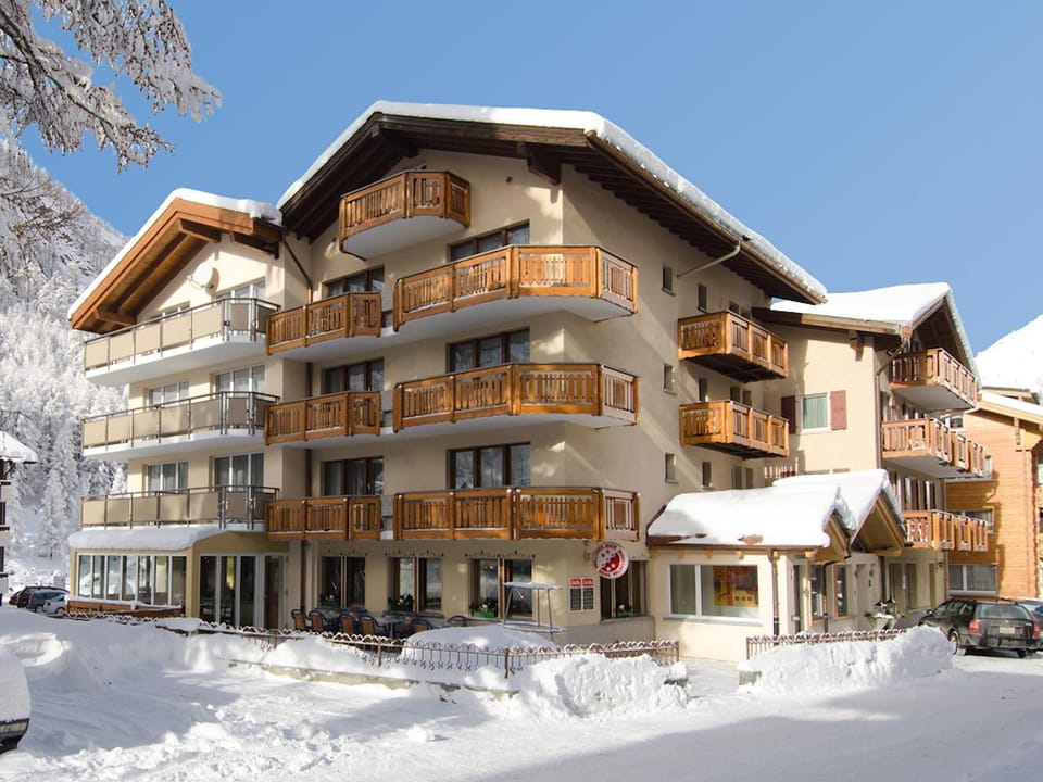 Facade/entrance, Winter