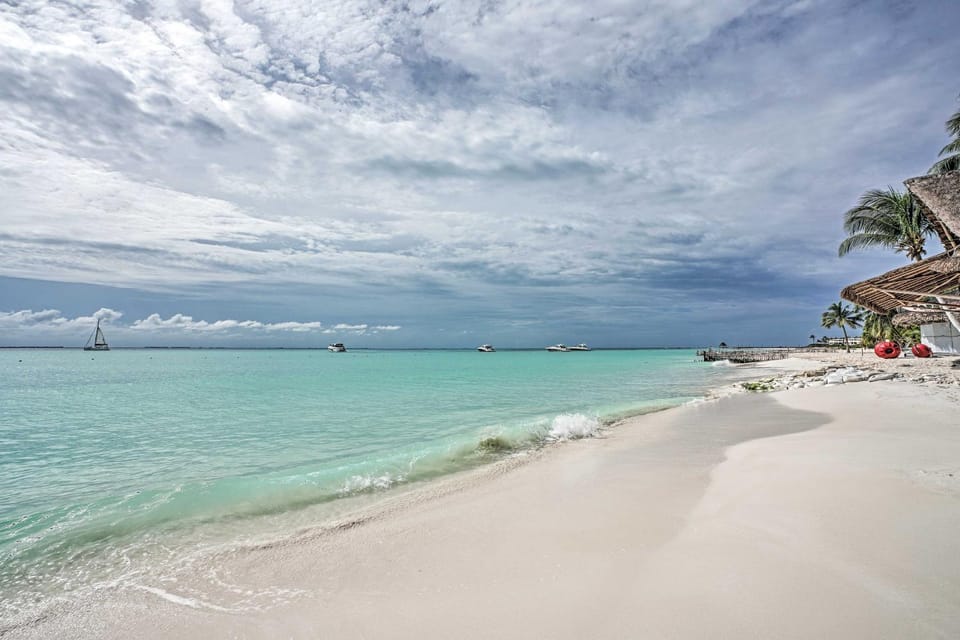 Ocean-View Oasis on Playa Norte: Resort Amenities House in Isla Mujeres