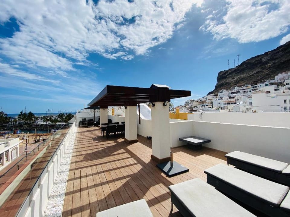 Shower, View (from property/room), Balcony/Terrace, Seating area, Dining area, Mountain view, Sea view, Street view