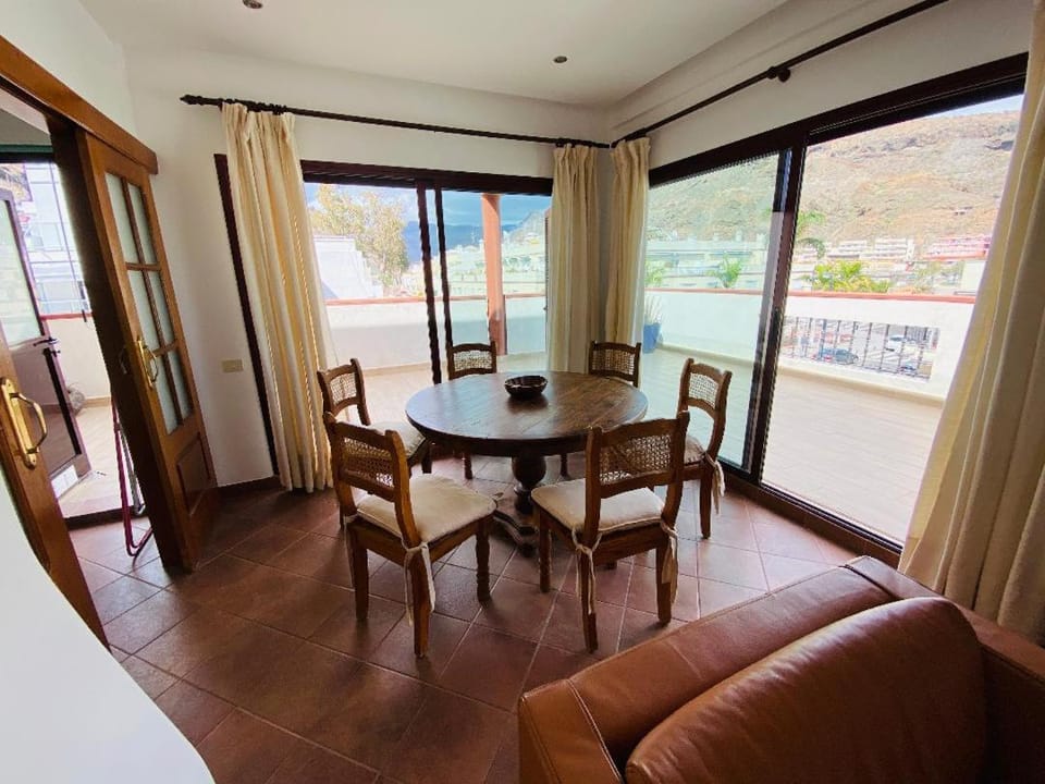 Seating area, Dining area