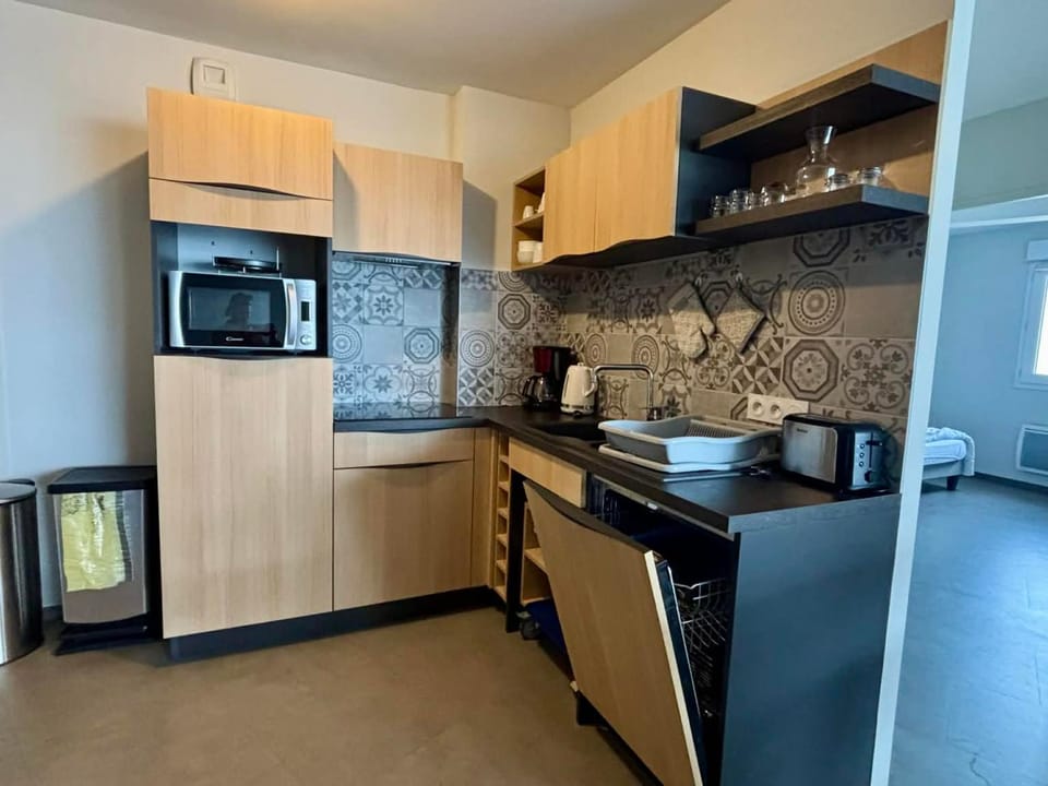 Appartement PMR avec balcon, 2 chambres, accès direct plage, piscine, parking sécurisé - La Tranche-sur-Mer - FR-1-194-220 Apartment in La Tranche-sur-Mer