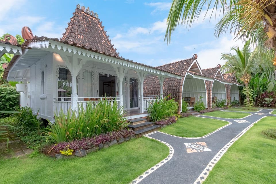 Property building, Natural landscape, Garden, Garden view, Street view