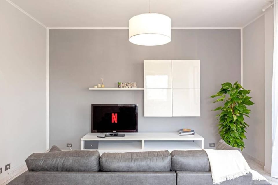 TV and multimedia, Living room, Evening entertainment