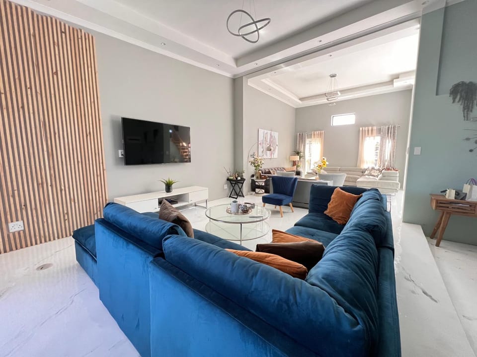 Trendy spacious modern house within 2km away from Canal Walk Century Cty House in Cape Town
