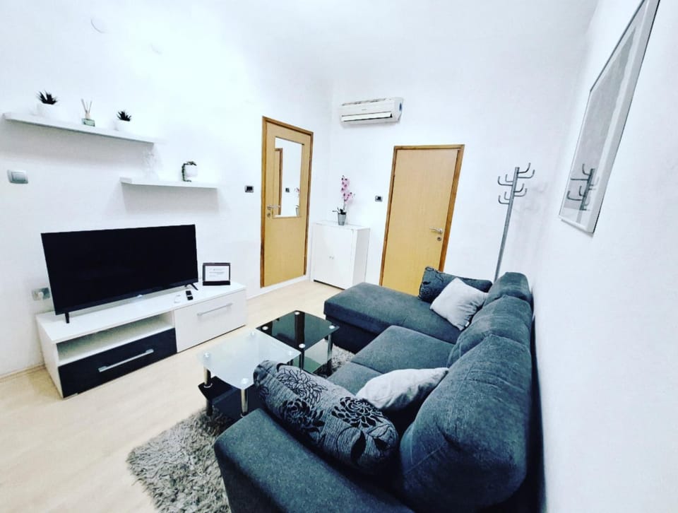 Apartment ORY near the city center with free parking Apartment in Pula