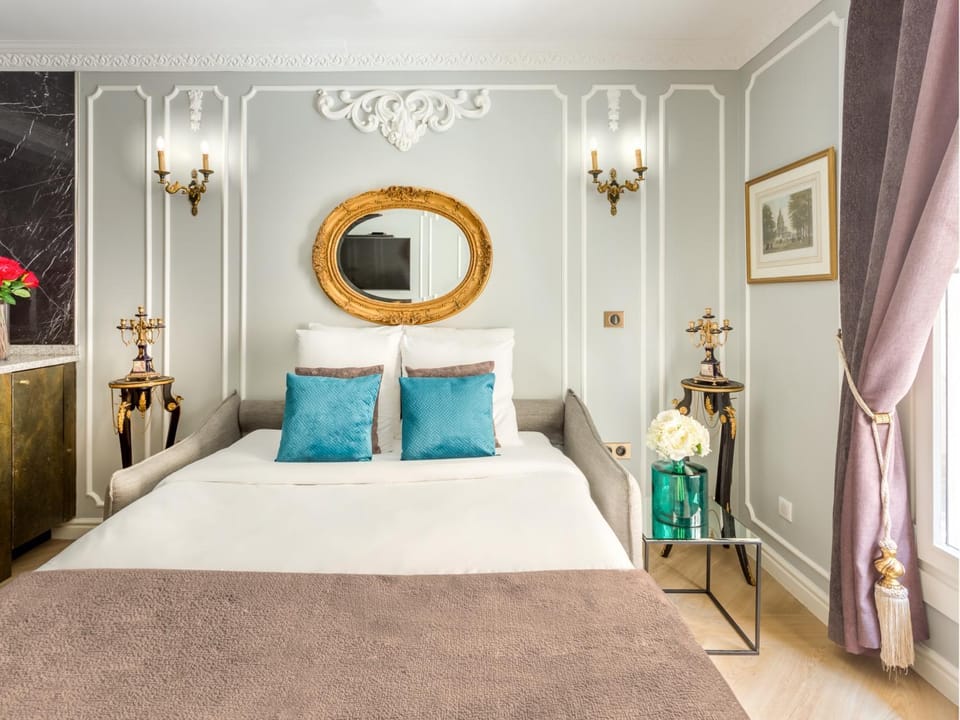 Bed, Living room