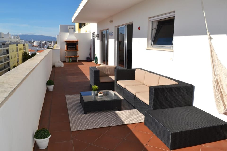 Patio, Spring, Day, Summer, BBQ facilities, View (from property/room), Balcony/Terrace, Living room, Other, Photo of the whole room, Decorative detail, Seating area, Dining area, On site, City view, Garden view, Mountain view, Sea view, Street view, Area and facilities, young children, older children, group of guests, Family, Quiet street view, Inner courtyard view