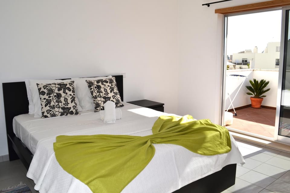 Spring, Bed, Day, Summer, View (from property/room), Balcony/Terrace, Other, Photo of the whole room, Decorative detail, Seating area, Bedroom, On site, City view, Landmark view, Mountain view, Sea view, Street view, Area and facilities, young children, older children, group of guests, Family, Quiet street view, Inner courtyard view