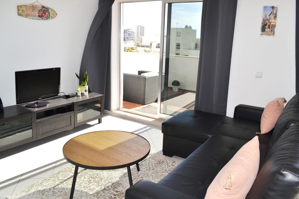 Spring, Bed, Day, Summer, TV and multimedia, View (from property/room), Balcony/Terrace, Living room, Other, Photo of the whole room, Decorative detail, Seating area, On site, City view, Landmark view, Mountain view, Sea view, Street view, Area and facilities, young children, older children, group of guests, Family, Quiet street view, Inner courtyard view