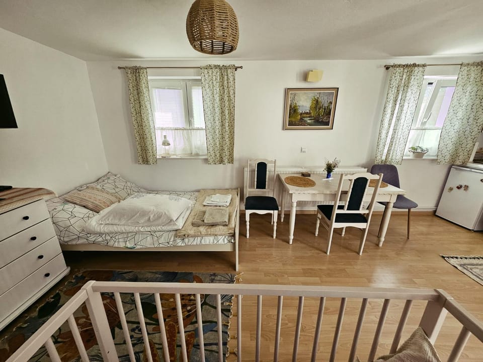 Other, Photo of the whole room, Seating area