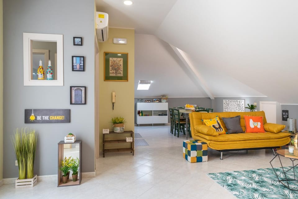 TV and multimedia, Kitchen or kitchenette, Living room, Seating area