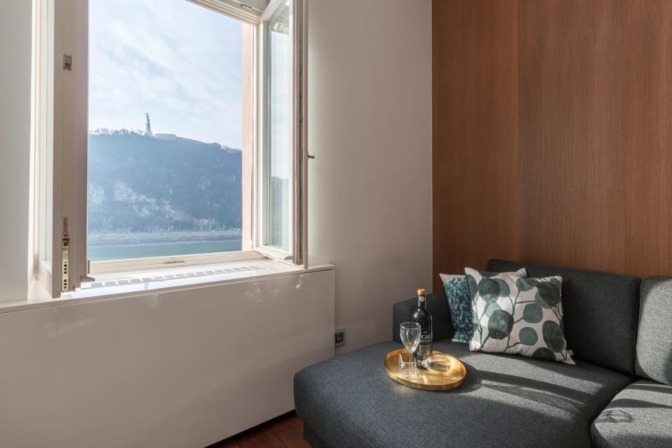 View (from property/room), Living room, Seating area, City view, Landmark view, Mountain view, River view, Street view