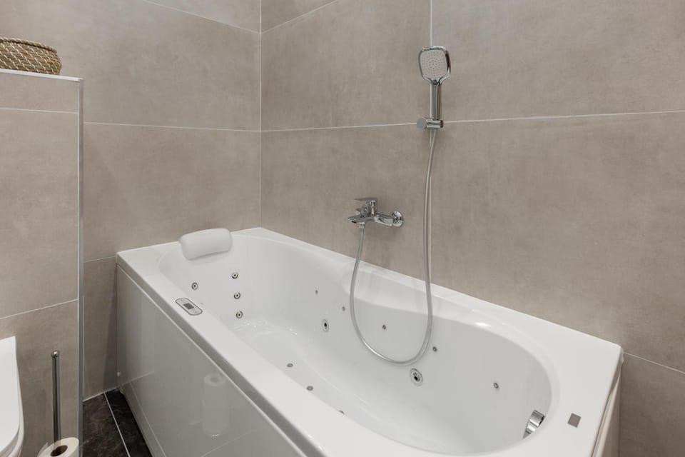 Hot Tub, Bathroom
