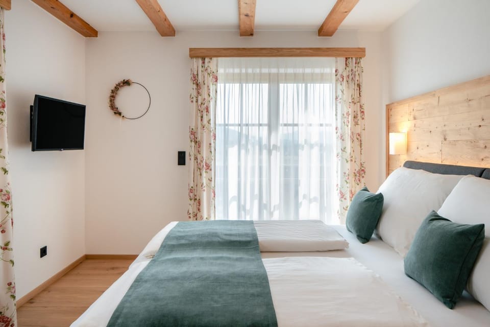 Bed, TV and multimedia, Bedroom